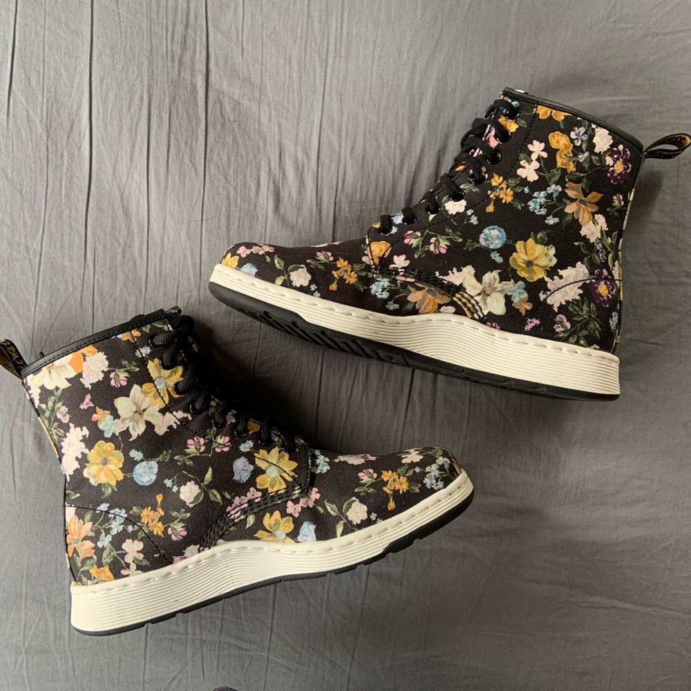 NEW Dr. Martens Darcy Black Floral Newton Leather Hi-Top Boots Size 10 - Picture 10 of 12